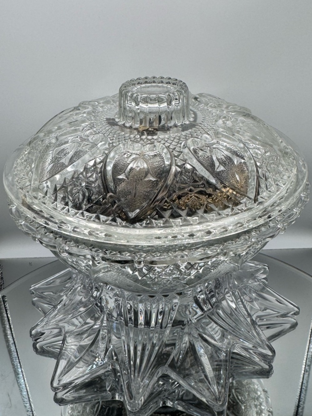 KIG Malaysia Fleur-De-Lis Heart Lidded Candy Dish Full Of Black & White Jewelry - Picture 3 of 12